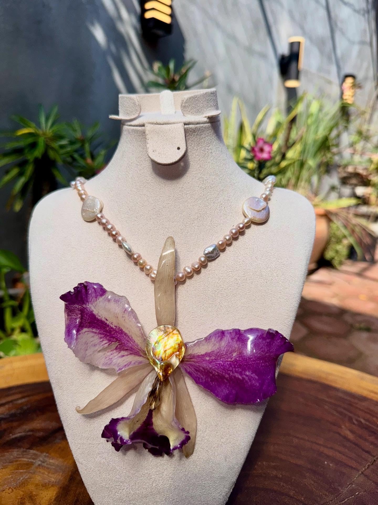 Collar Orquídea Natural Preservada con Perlas